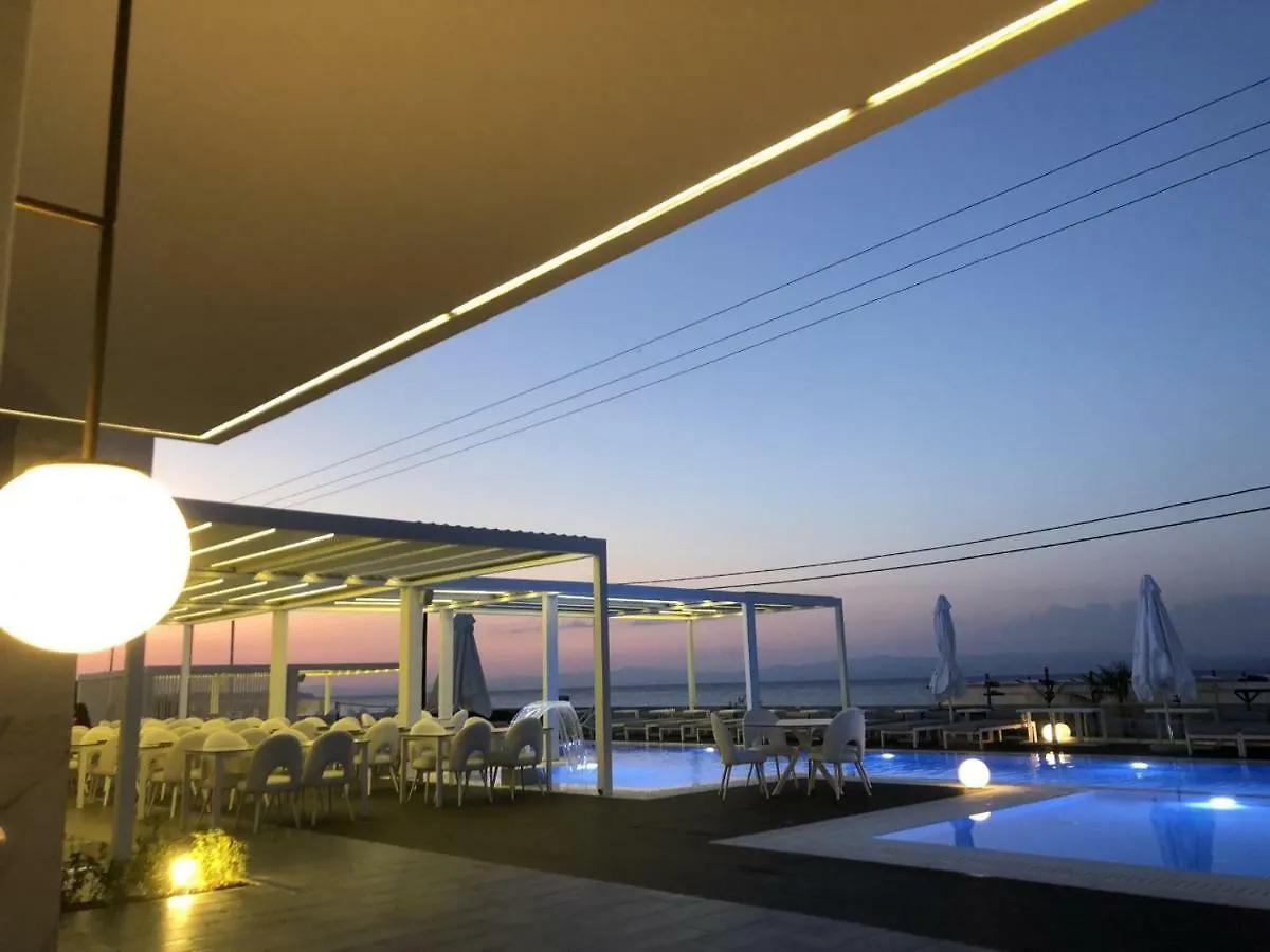 Crystal Villas & Suites 폴리크로노